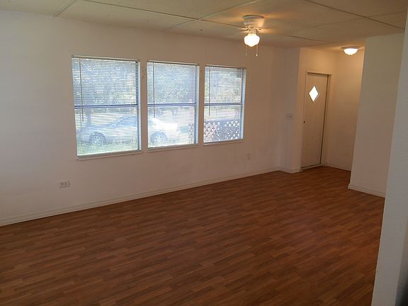 Living Room (11 X 18) / Entry Foyer