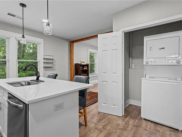 285 Henry St SE — Photo 15