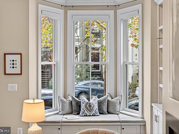 5th image of 114 4th St NE