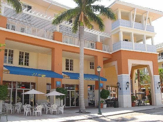condo in middle w/balcony 