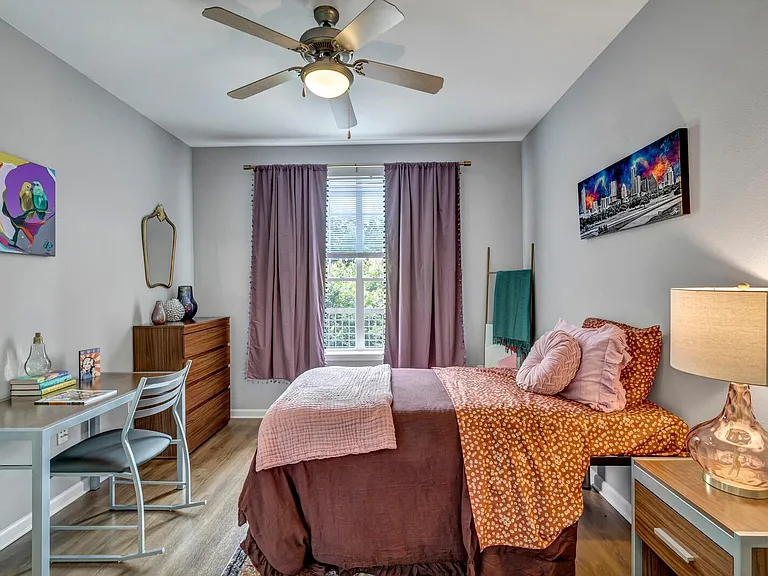 The Quarters Sterling House (Student Housing - Rent by the Bed) — Photo 17