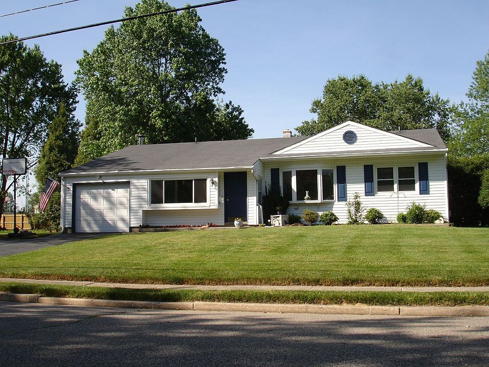 Spacious 3 bedroom w/large yard.