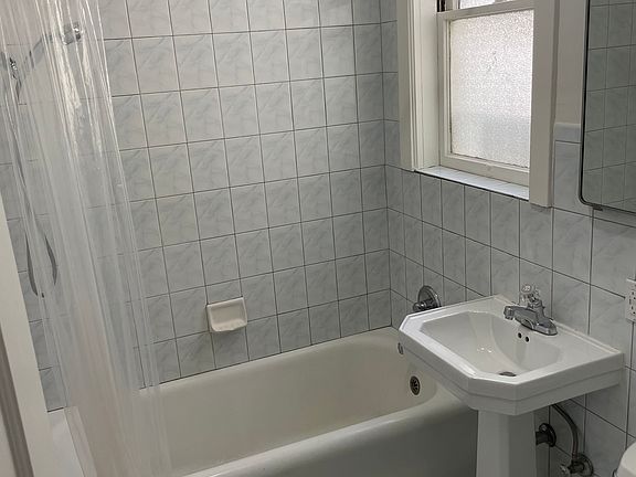4th image of 930 Bay St APT 9
