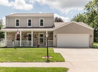 2921 Woodridge Ln, Waukesha, WI 53188