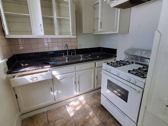 3rd image of 725 W 60th St APT 1