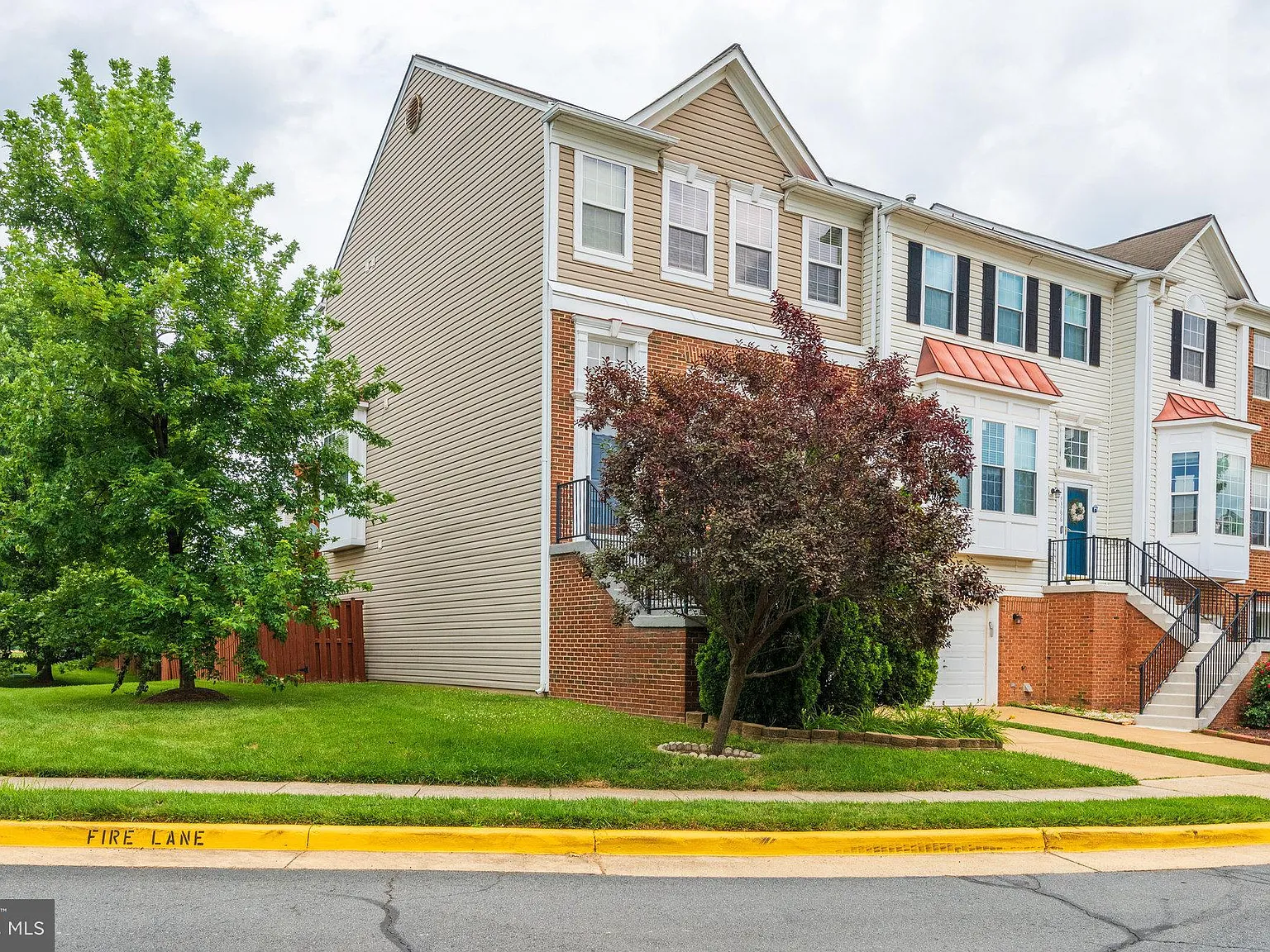 3 bed, 4.0 bath, 2161 sqft, $3,000 — Photo 1