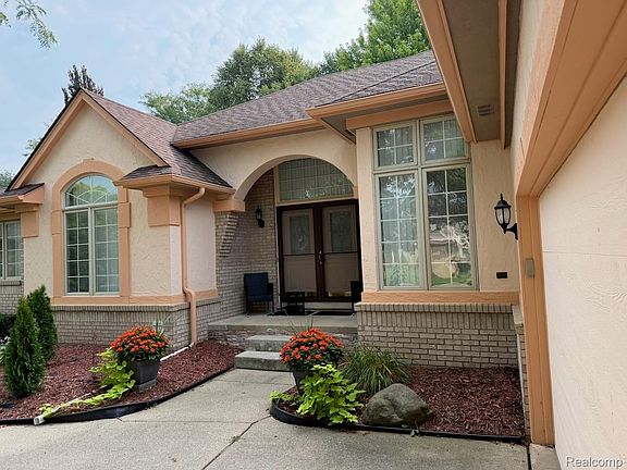 3rd image of 48280 Elmwood Dr