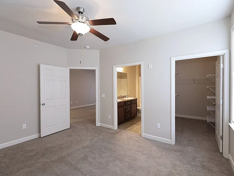 Astoria Apartments — Photo 15