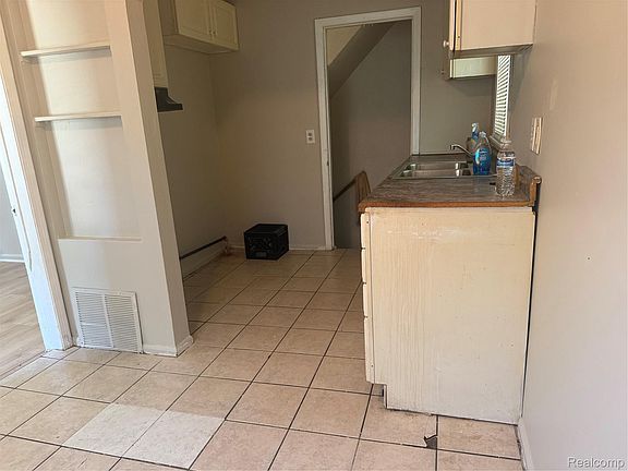 5th image of 26653 Oakland St