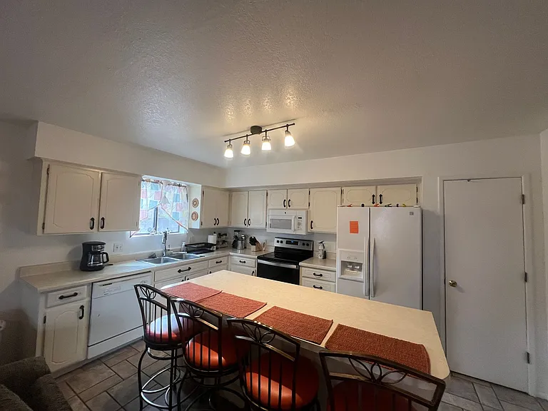 501 E Suffolk Dr — Photo 6