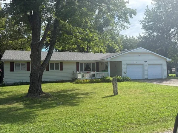 122 E 2nd St, Pomona, KS 66076