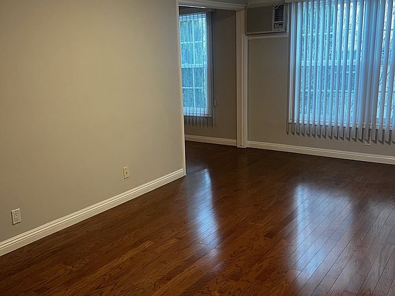 2nd image of 1021 N Doheny Dr APT 9