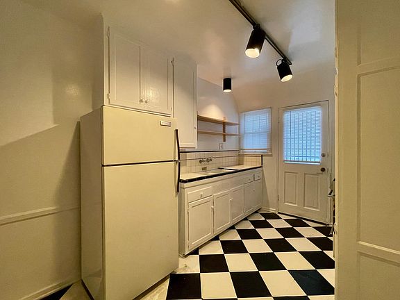 3rd image of 822 N Sweetzer Ave