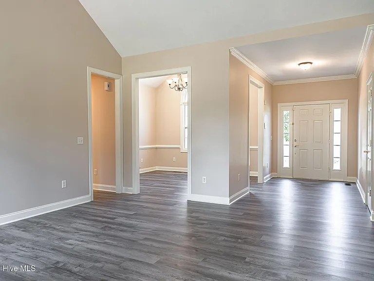 11 Victoria Dr — Photo 9