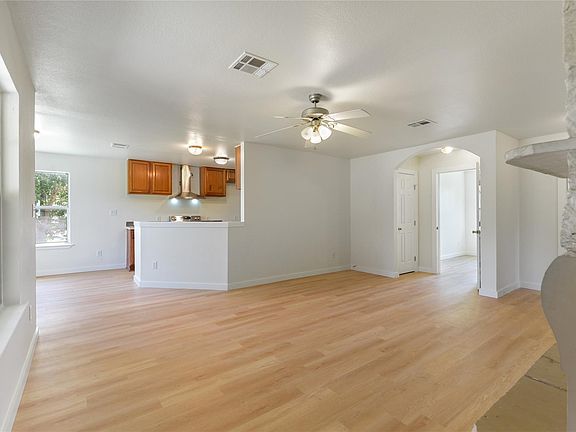 4th image of 135 Petirrojo Ct