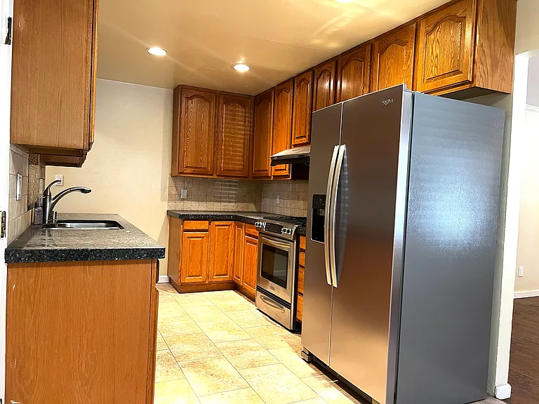 1079 Bradford Dr — Photo 7