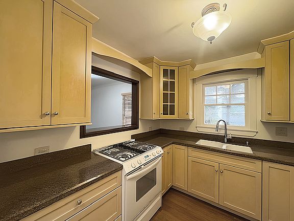 3rd image of 618 1/2 N Beachwood Dr