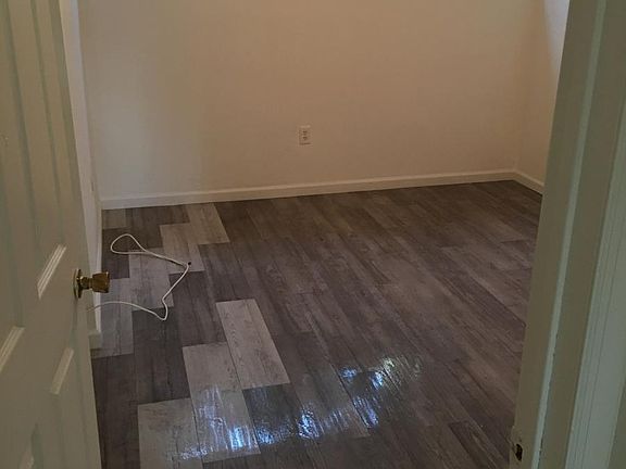4th image of 26 Quintard St