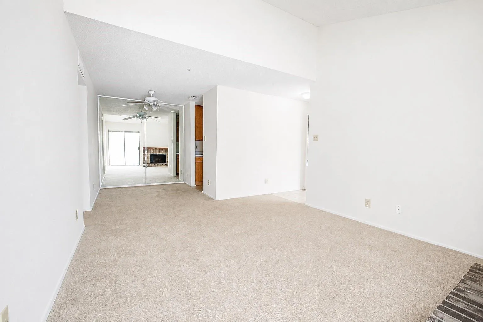 1 bed, 1.0 bath, 696 sqft, $1,200 — Photo 4