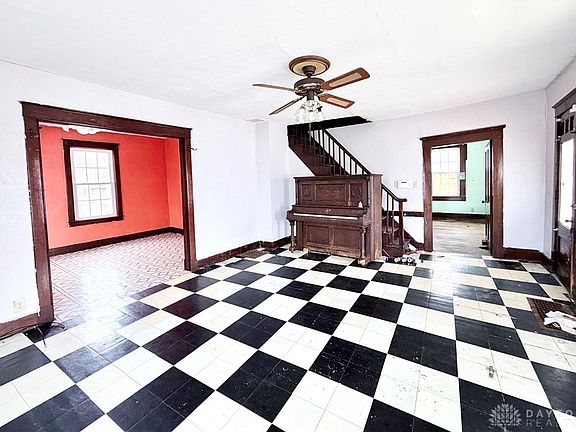 5th image of 305 E North St