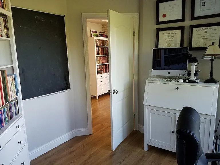 Library (third bedroom)