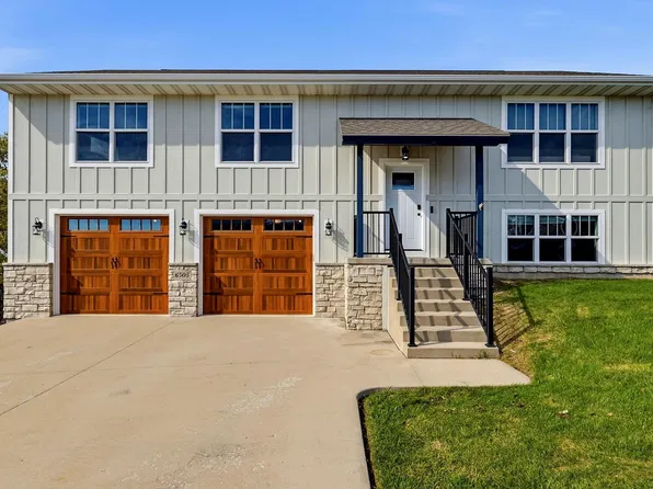 6505 N Wellington Ln, Dubuque, IA 52003
