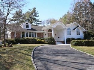 200 Hummingbird Dr, Roslyn, NY 11576