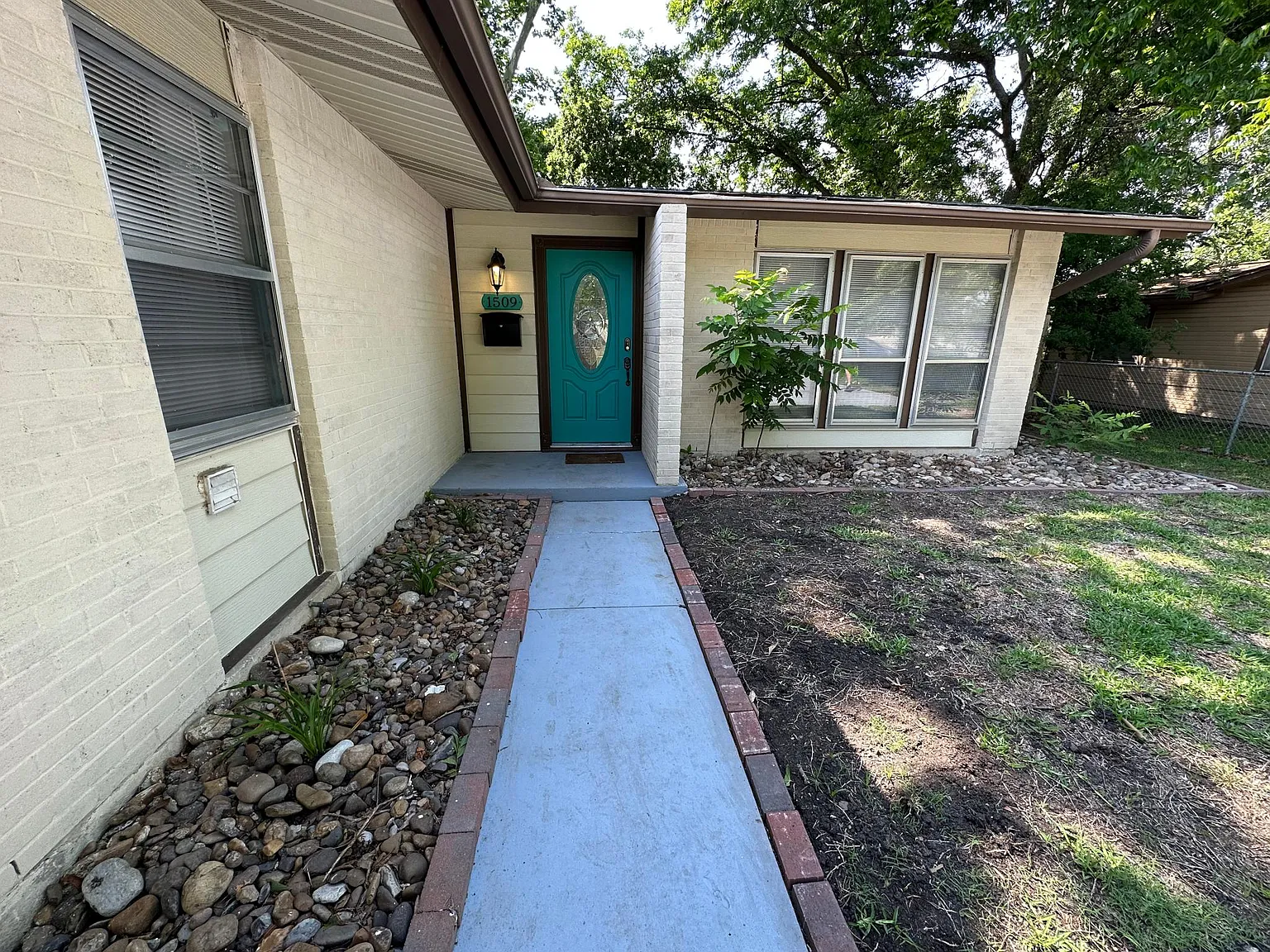 5 bed, 2090 sqft, $2,000 — Photo 2
