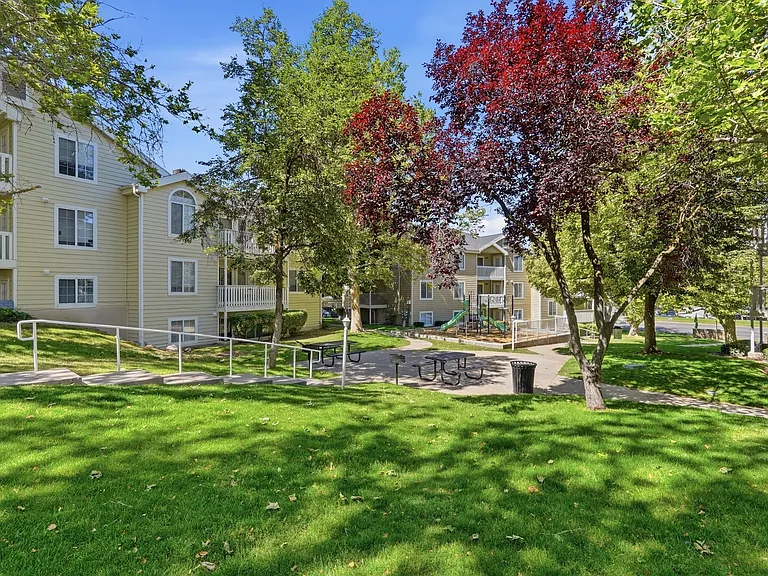 Woods Crossing Apartments — Photo 9
