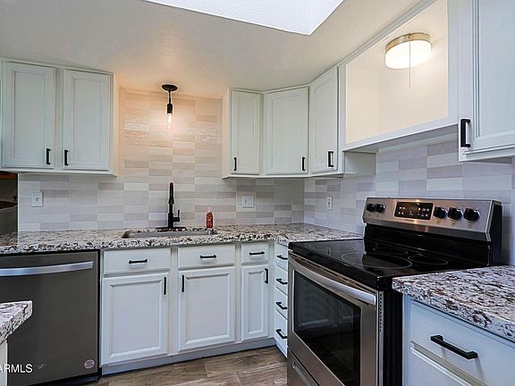 4th image of 1051 W DIXON Street