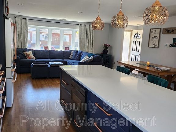 4th image of 32 Rockdale Ave