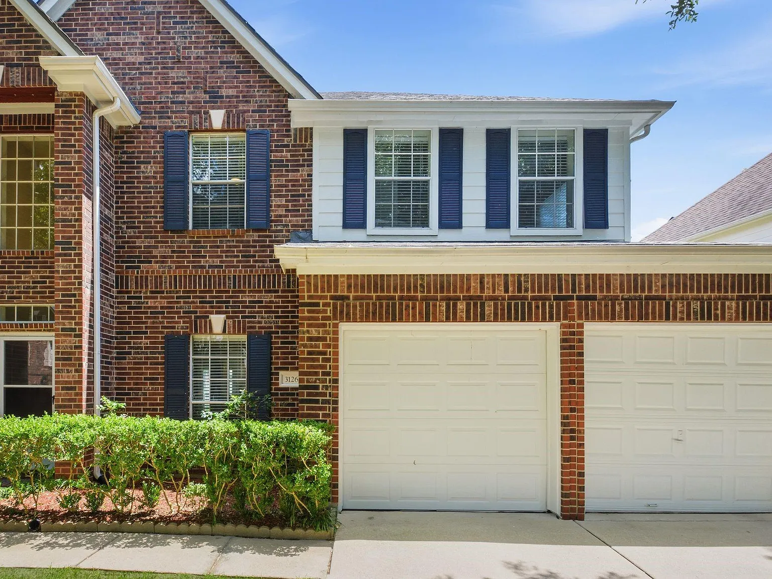 4 bed, 2.5 bath, 2404 sqft, $2,400 — Photo 3