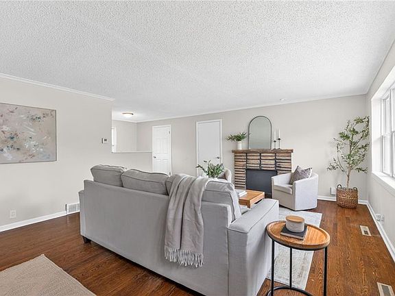 4th image of 8522 Euclid Ave