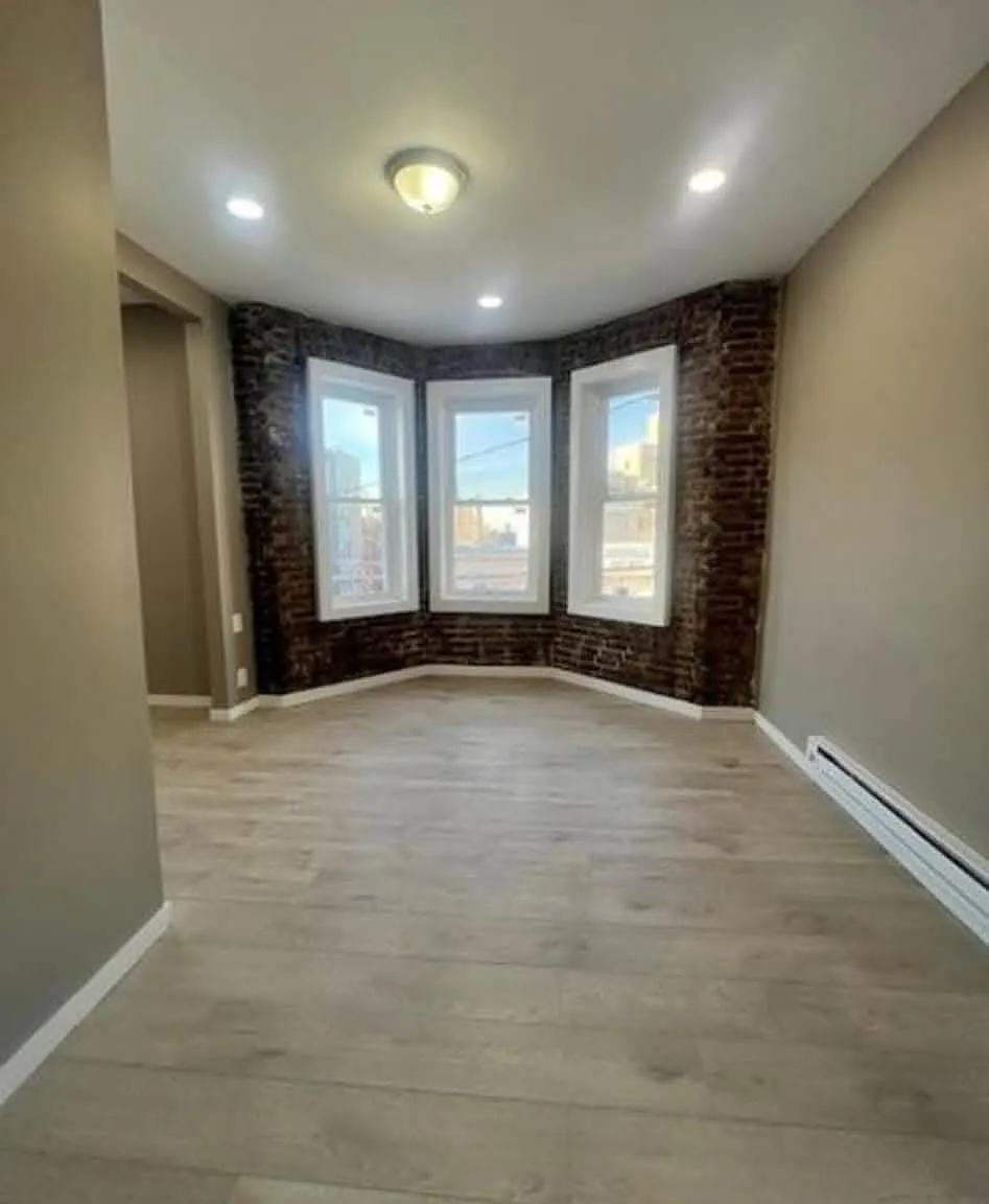 3 bed, 1050 sqft, $2,100 — Photo 4