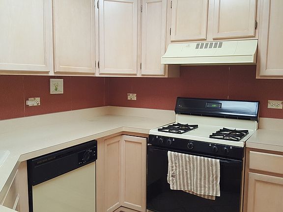 4th image of 18869 Vanderbilt Dr