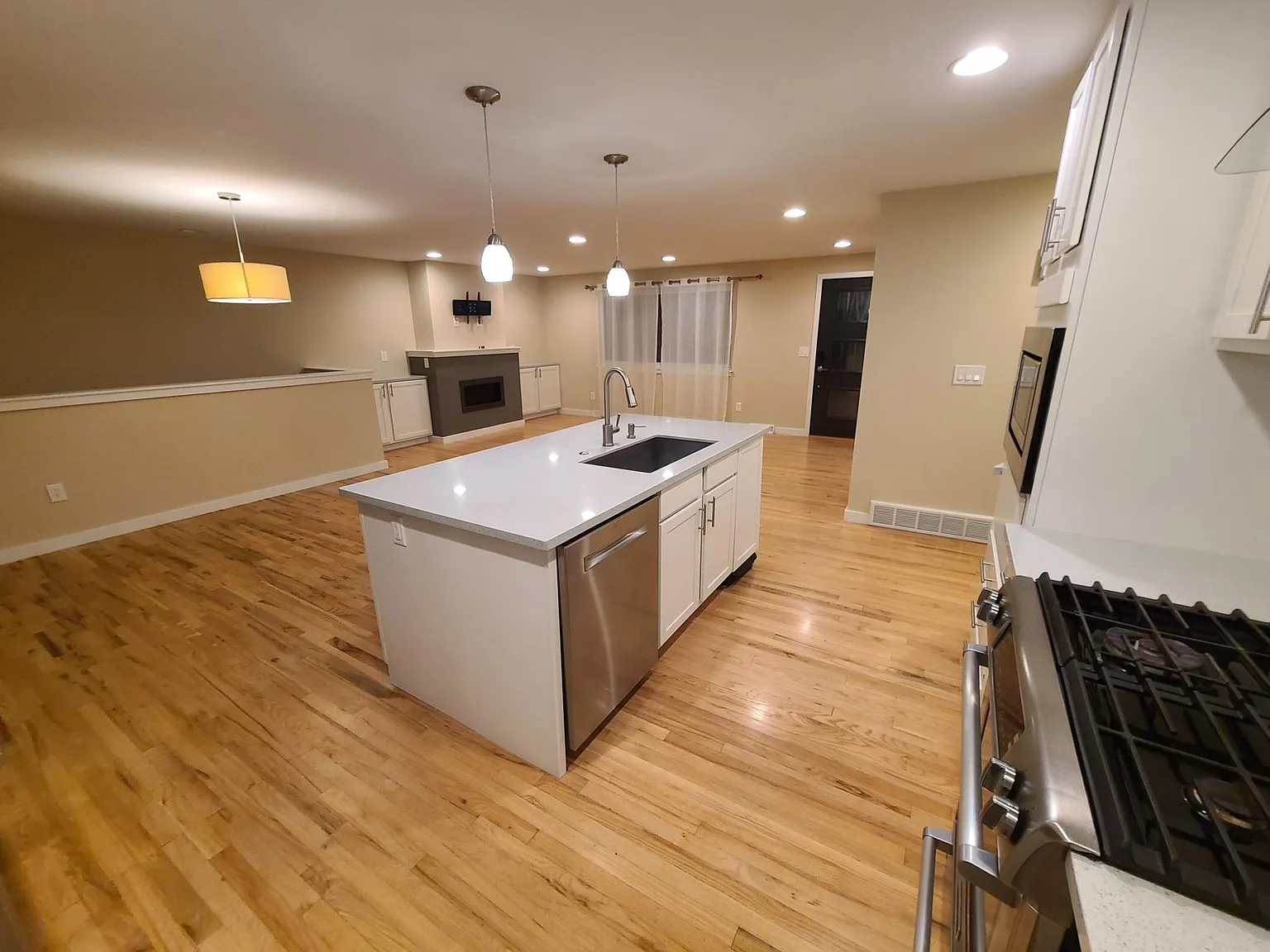 3 bed, 2520 sqft, $3,800 — Photo 4