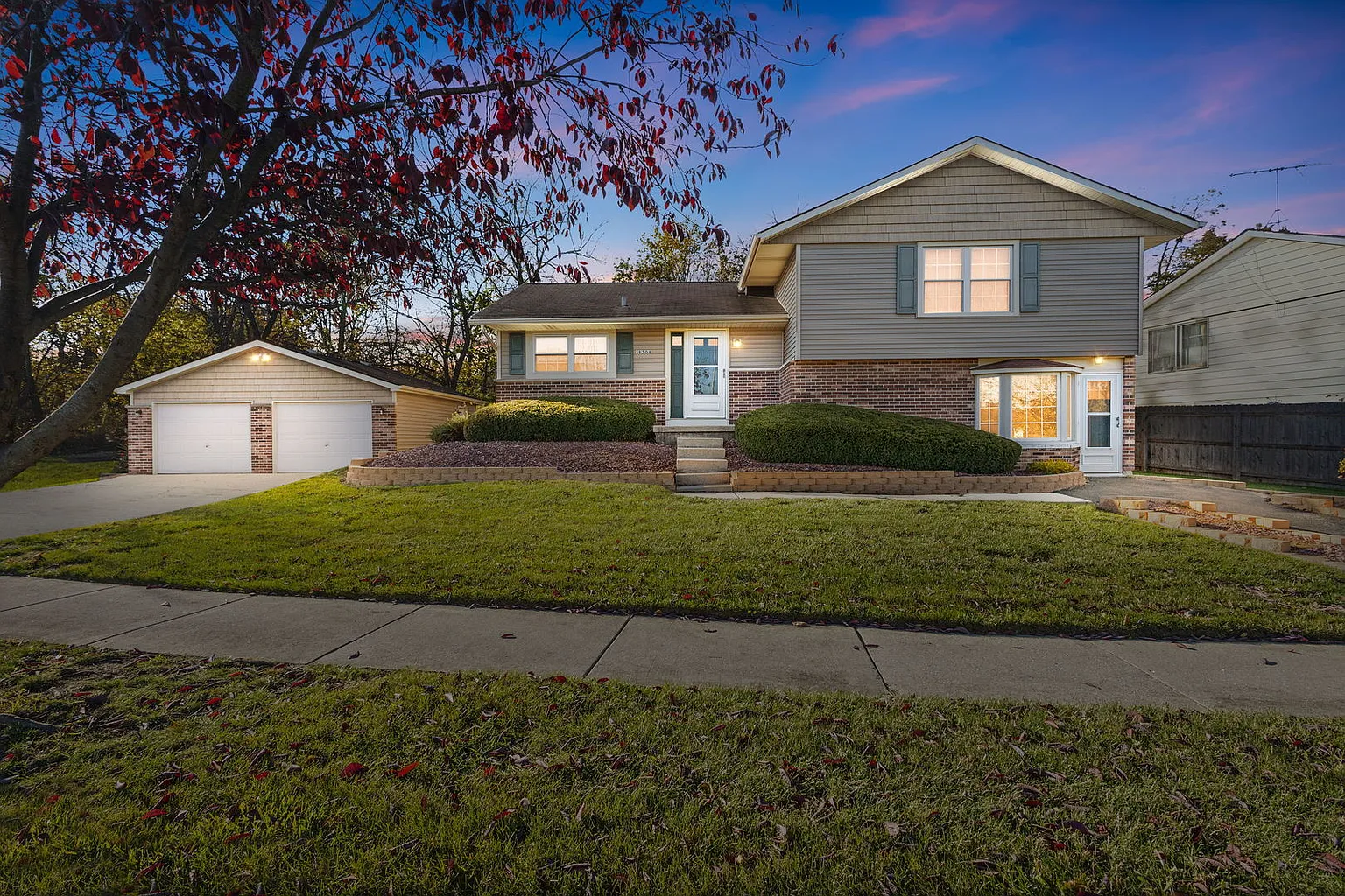18208 Fountainbleau Dr photo 1