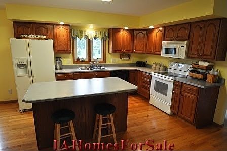 Kitchen w/oak hardwood flooring