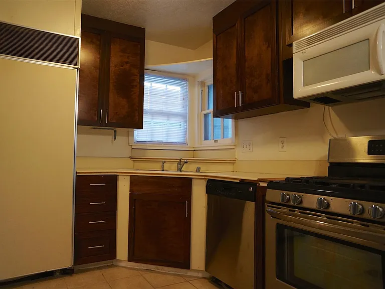 2404 Nottingham St — Photo 7