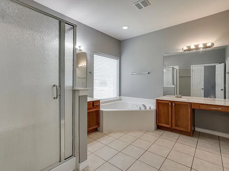 7657 Ravenhill Dr — Photo 18