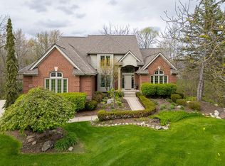 22820 Indianwood Dr, South Lyon, MI 48178