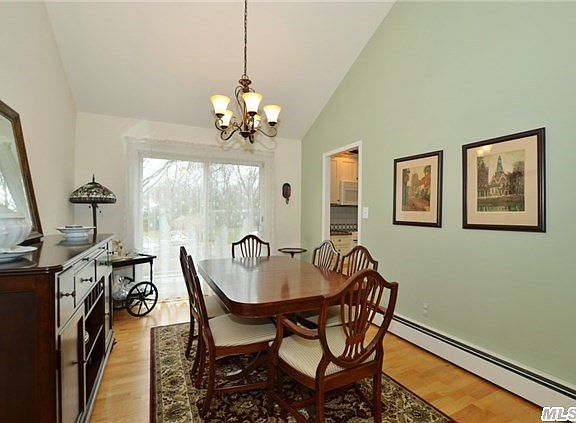 3rd image of 6 Melissa Dr