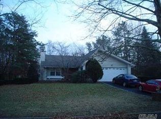 10 Gravin St, Coram, NY 11727