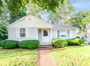29 Edward Ave E, Rumford, RI 02916
