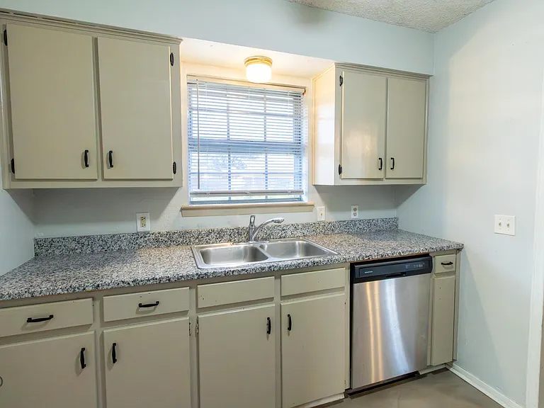 1303 Mockingbird St — Photo 6