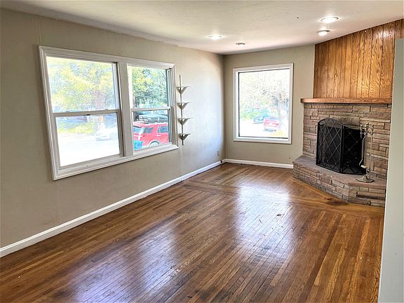 4th image of 427 Douglas St