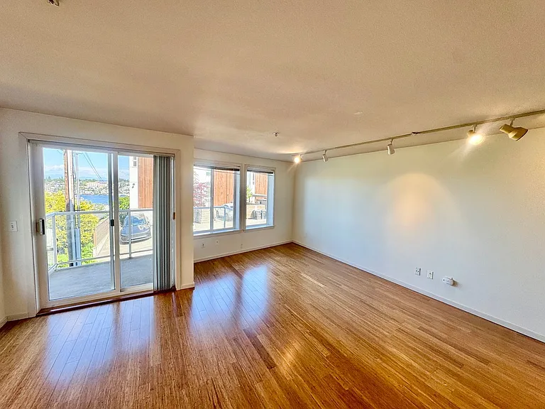 2432 Dexter Ave N #100 — Photo 27