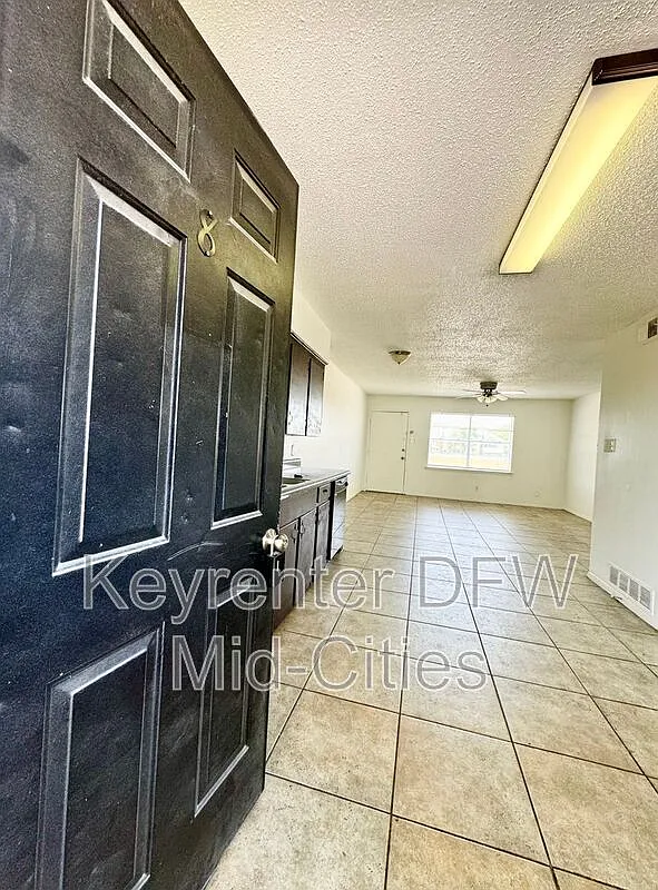 2 bed, 1.0 bath, 900 sqft, $1,050 — Photo 1