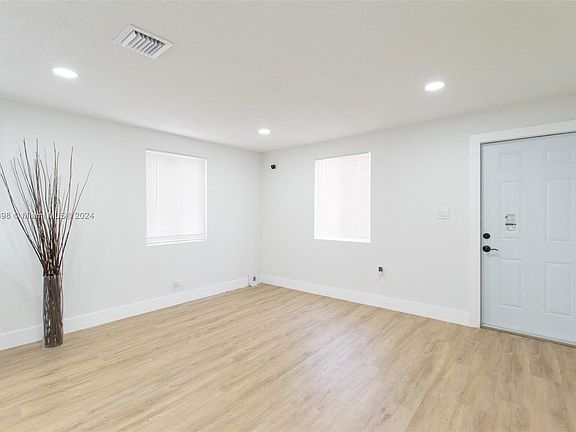 4th image of 646 NE 32nd St