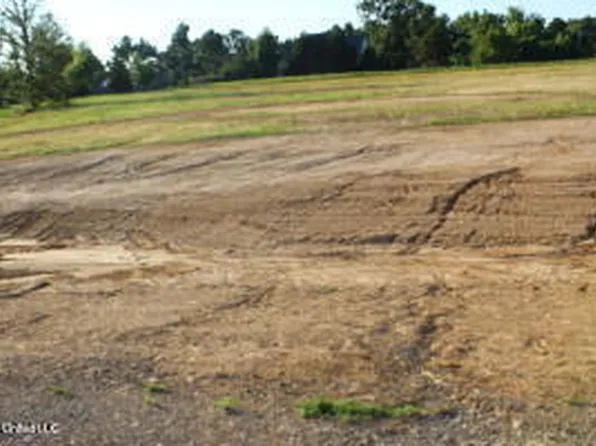 2 Chapel Hl, Holly Springs, MS 38635